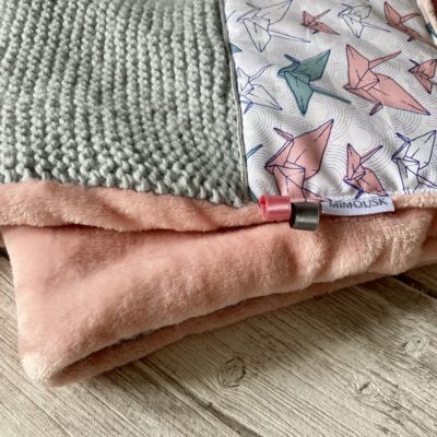 Couverture grues origami, tricotée main et polaire - gris/rose – Image 4