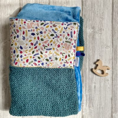 Couverture Lapin Ecureuil, tricotée main et polaire - Bleu & Vert