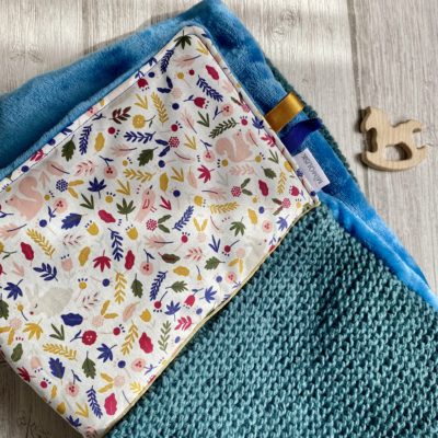 Couverture Lapin Ecureuil, tricotée main et polaire - Bleu & Vert – Image 2