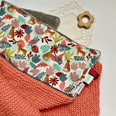 Couverture Léopards, tricotée main et polaire - Corail/Gris – Image 3