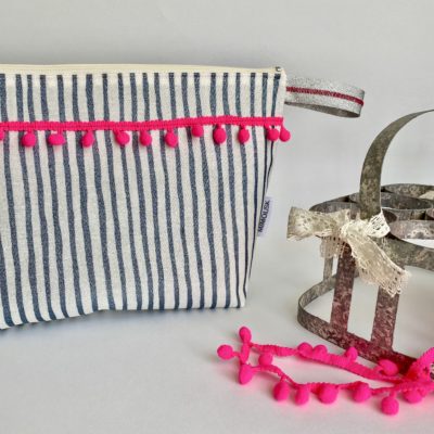 Trousse de toilette / Rayée bleu blanc, pompons rose fluo