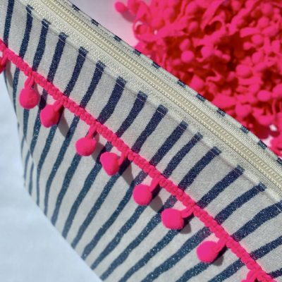 Trousse de toilette / Rayée bleu blanc, pompons rose fluo – Image 2