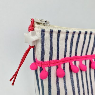 Trousse de toilette / Rayée bleu blanc, pompons rose fluo – Image 3