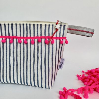 Trousse de toilette / Rayée bleu blanc, pompons rose fluo – Image 4