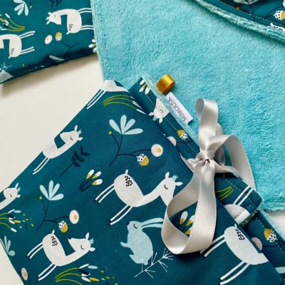 Tapis à langer nomade / motif faon lapin / coloris vert émeraude – Image 3