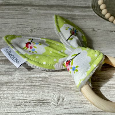Hochet oreilles / Anneau de dentition décor fleuri vintage vert pomme