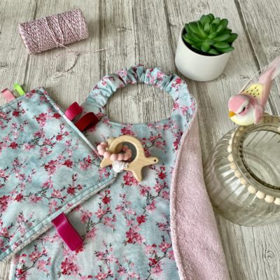 Doudou anneau de dentition, bois et silicone, fleurs de cerisier, ciel/rose – Image 3