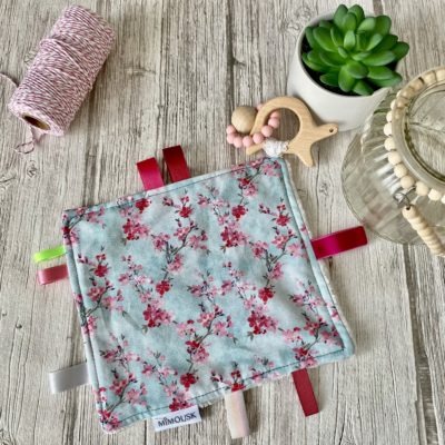 Doudou anneau de dentition, bois et silicone, fleurs de cerisier, ciel/rose