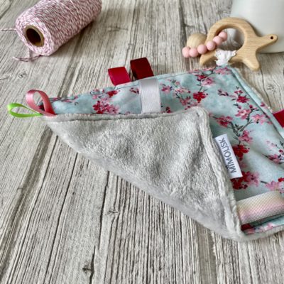 Doudou anneau de dentition, bois et silicone, fleurs de cerisier, ciel/rose – Image 2