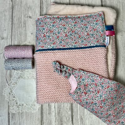 Couverture petites fleurs, tricotée main et polaire - Rose bleu vert – Image 2