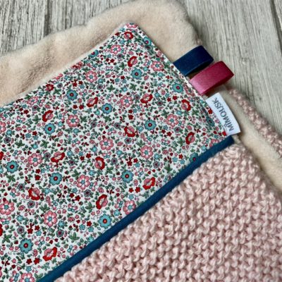Couverture petites fleurs, tricotée main et polaire - Rose bleu vert