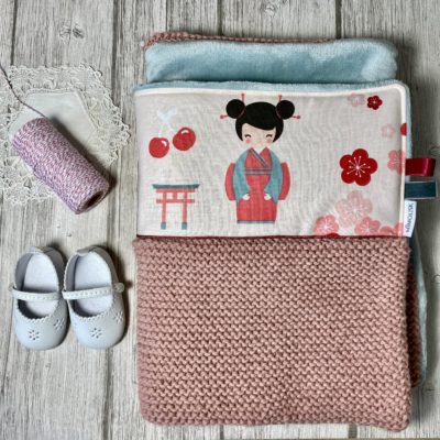 Couverture kokeshi, tricotée main et polaire - Rose/Ciel/Rouge