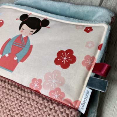 Couverture kokeshi, tricotée main et polaire - Rose/Ciel/Rouge – Image 2