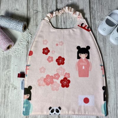 Couverture kokeshi, tricotée main et polaire - Rose/Ciel/Rouge – Image 3