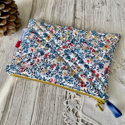 Pochette matelassée Liberty, wiltshire porcelaine, coloris bleu moutarde gris rose