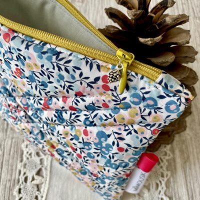 Pochette matelassée Liberty, wiltshire porcelaine, coloris bleu moutarde gris rose – Image 2