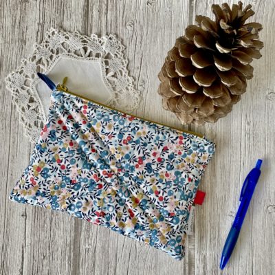 Pochette matelassée Liberty, wiltshire porcelaine, coloris bleu moutarde gris rose – Image 3