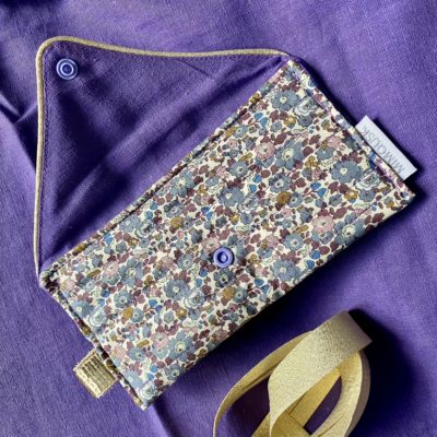 Pochette enveloppe matelassée Liberty fleuri, doublée Lin, coloris brun mauve bleu – Image 4
