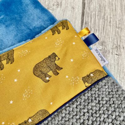 Couverture Ours brun Baloo, tricotée main et polaire / moutarde gris bleu – Image 2