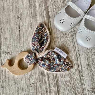 Hochet oreilles / Anneau de dentition Baleine bois, et Liberty fleuri rose violet brun