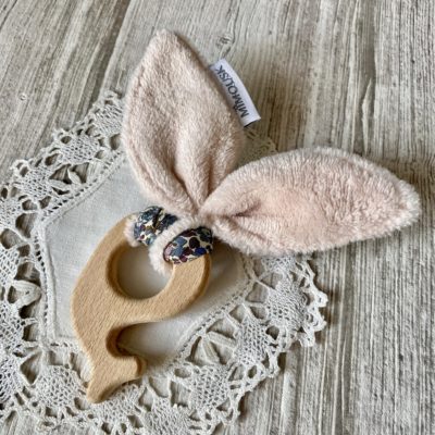 Hochet oreilles / Anneau de dentition Baleine bois, et Liberty fleuri rose violet brun – Image 2