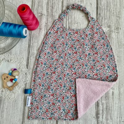 Serviette élastiquée coton et éponge bio / fleurs rose, rouge, bleu