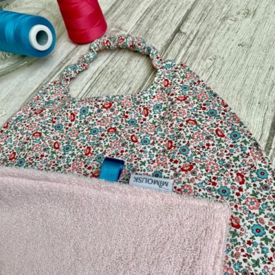 Serviette élastiquée coton et éponge bio / fleurs rose, rouge, bleu – Image 2