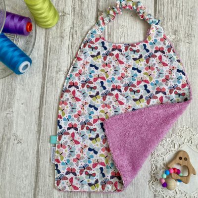Serviette élastiquée coton et éponge bio / papillons mauve, rose, ciel, vert