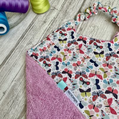 Serviette élastiquée coton et éponge bio / papillons mauve, rose, ciel, vert – Image 2