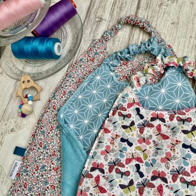 Serviette élastiquée coton et éponge bio / papillons mauve, rose, ciel, vert – Image 3