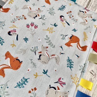Doudou & anneau de dentition bois, motif écureuils oiseaux efanie – Image 3