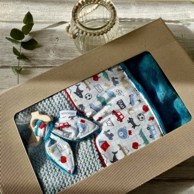 Box naissance couverture & anneau de dentition/ Carreaux dessins enfant, ciel blanc vert rouge