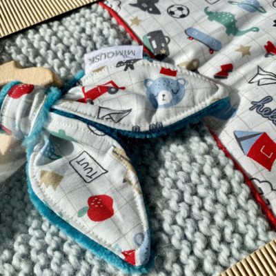 Box naissance couverture & anneau de dentition/ Carreaux dessins enfant, ciel blanc vert rouge – Image 4