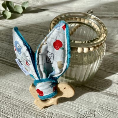 Box naissance couverture & anneau de dentition/ Carreaux dessins enfant, ciel blanc vert rouge – Image 2