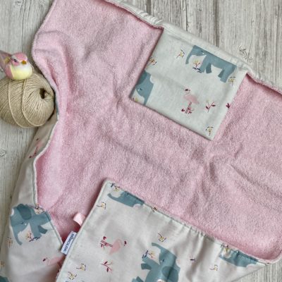 Tapis à langer nomade / motif Elephants, éponge bio rose – Image 3
