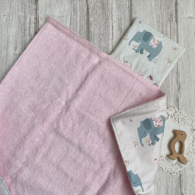 Tapis à langer nomade / motif Elephants, éponge bio rose