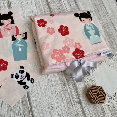 Tapis à langer nomade / motif kokeshi, éponge bio rose