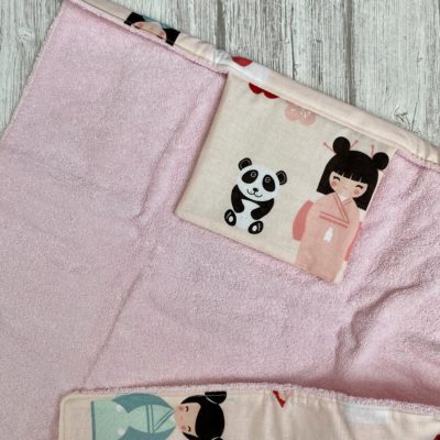Tapis à langer nomade / motif kokeshi, éponge bio rose – Image 3