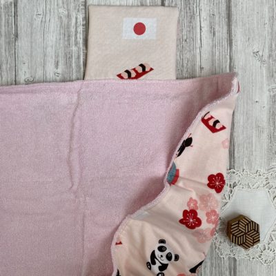 Tapis à langer nomade / motif kokeshi, éponge bio rose – Image 4