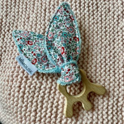 Hochet oreilles / Anneau de dentition couronne bois, imprimé fleuri rose bleu