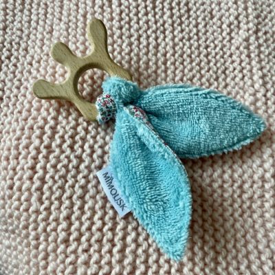 Hochet oreilles / Anneau de dentition couronne bois, imprimé fleuri rose bleu – Image 2