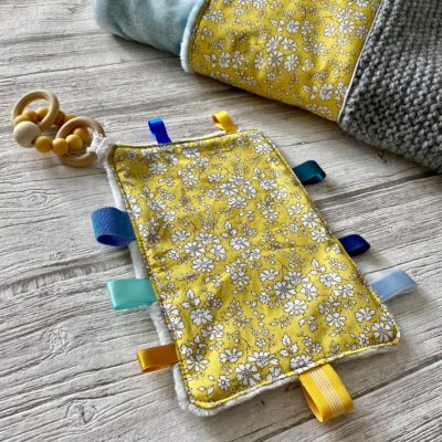 Doudou & anneau de dentition bois et perles, Liberty capel jaune safran