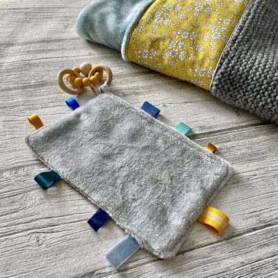 Doudou & anneau de dentition bois et perles, Liberty capel jaune safran – Image 2