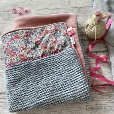 Couverture Liberty Poppy&Daisy, tricotée main et polaire - Rose/Ciel – Image 3