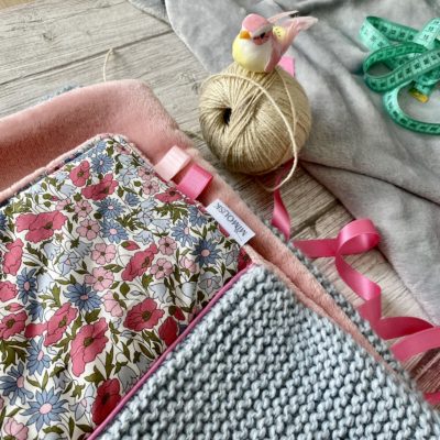 Couverture Liberty Poppy&Daisy, tricotée main et polaire - Rose/Ciel – Image 4