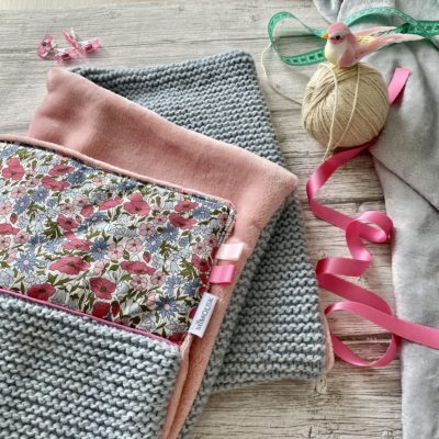 Couverture Liberty Poppy&Daisy, tricotée main et polaire - Rose/Ciel