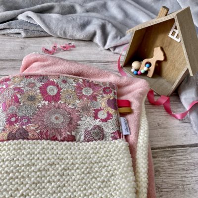 Couverture Liberty small Susanna, tricotée main et polaire - Rose/jaune/blanc