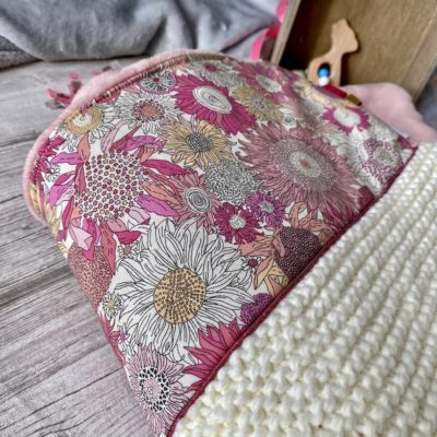 Couverture Liberty small Susanna, tricotée main et polaire - Rose/jaune/blanc – Image 3