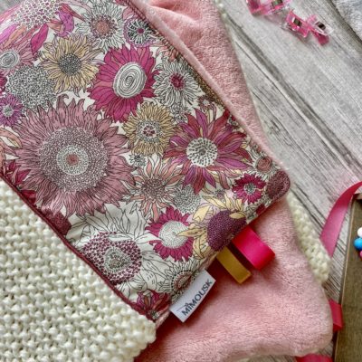Couverture Liberty small Susanna, tricotée main et polaire - Rose/jaune/blanc – Image 4