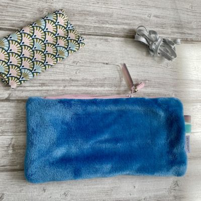 Pochette roudoudou polaire bleue, doublure éventails et passepoil argent – Image 4